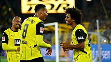 Karim Adeyemi (vpravo) a Felix Nmecha slaví gól Borussie Dortmund.
