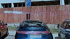 �ena pou�ívala k parkování v Náchod� fale�nou parkovací kartu pro invalidy.