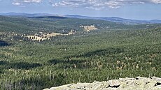 Pohled z vrcholu Luzný na Luzenské údolí. (7. zá�í 2024)