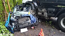 Hasi�i zasahovali u vá�né nehody u Nejdku, kde bouralo nákladní auto s osobním....