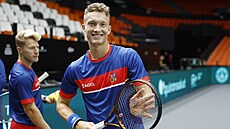 Vysmátý tenista Ji�í Lehe�ka p�i p�íprav� na zápasy Davis Cupu ve Valencii.