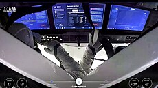 Pohled na monitory lodi Crew Dragon po prvním výstupu v rámci mise Polaris Dawn.