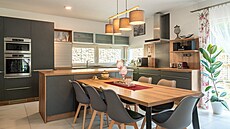 �istý jednoduchý interiér v neutrálních barvách Hanka dopl�uje podle aktuální...