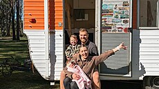 Man�elé Shaun a Brittany McDougallovi z Austrálie cestují s dv�ma malými d�tmi...