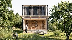 Na míst pvodní, rozpadající se chatky mají majitelé vzdunou devostavbu od...