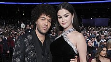Benny Blanco a Selena Gomezová na cenách Emmy v Los Angeles (15. záí 2024)
