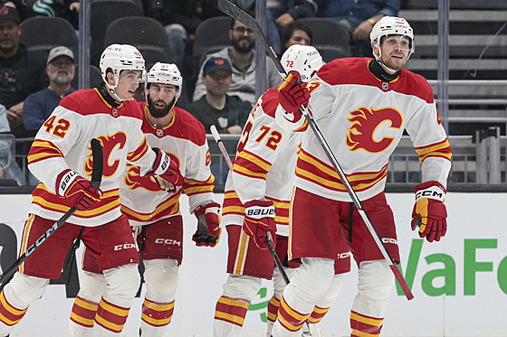 Adam Klapka (vpravo) slaví svj gól se spoluhrái z Calgary.