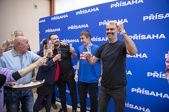 Lídr hnutí P�ísaha oslavuje vít�zství ve druhém kole senátních voleb na...