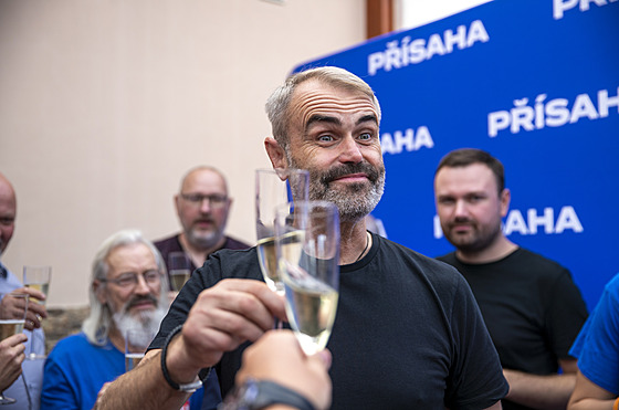 Lídr hnutí Písaha oslavuje vítzství ve druhém kole senátních voleb na...