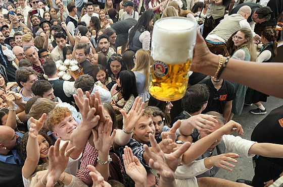 Mnichov zaaly pivní slavnosti Oktoberfest, primátor narazil první sud. (21....