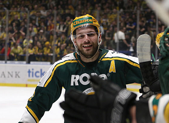 Úto�ník Lubo� Rob slaví trefu za Vsetín.