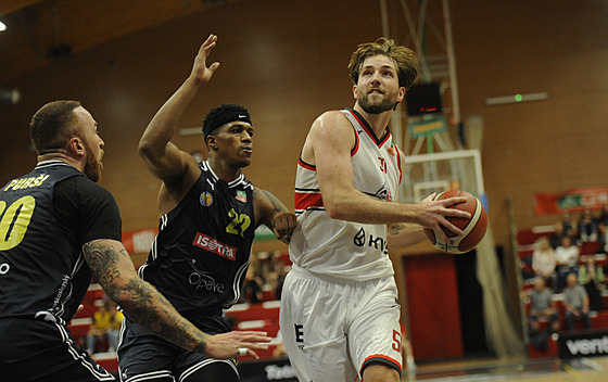 Pardubický pivot Joey Brunk se dere do zakon�ení v zápase s Opavou. Brání ho...