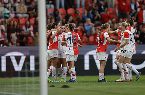 Fotbalistky Slavie slaví gól v zápase kvalifikace Ligy mistry.