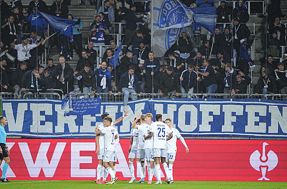 Fotbalisté Hoffenheimu slaví vyrovnávací gól proti Midtjyllandu v Evropské lize.
