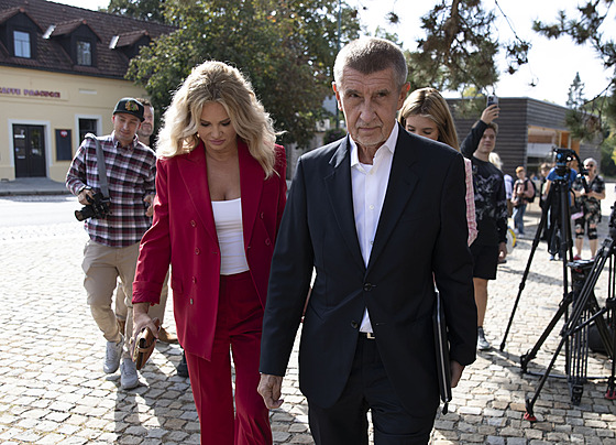 Andrej Babi i jeho manelka Monika odvolí v Prhonicích. (20. záí 2024)