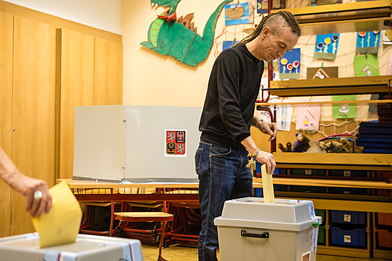 �éf Pirát� Ivan Barto� odvolil  ve �kole na Praze 2. (20. zá�í 2024)