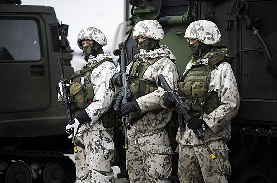 Fintí vojáci bhem vojenského cviení The Nordic Response 24 v Akaslompolu (9....
