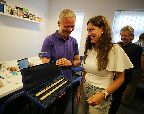 Vít�zslav Schrek se ve spole�nosti místop�edsedkyn� ODS Evy Decroix t�í z...