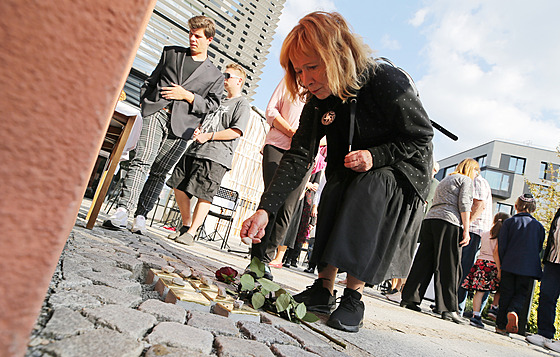 Kameny nesou jména V�ry a Otta Metzlových, Anny Mendlové a �ty� p�íslu�ník�...