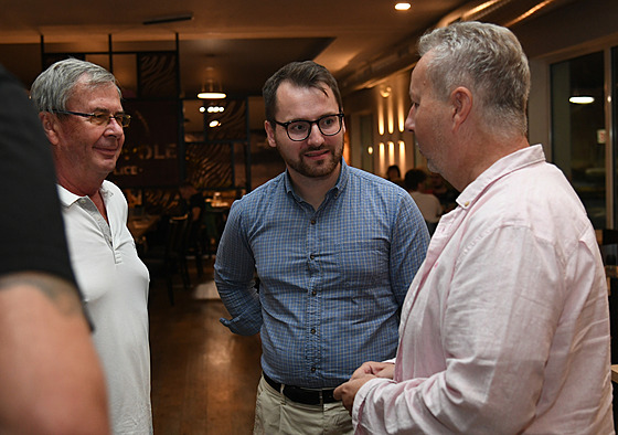 Lídr Starost� pro Ústecký kraj Jan Papajanovský (uprost�ed) v debat� s lídrem...