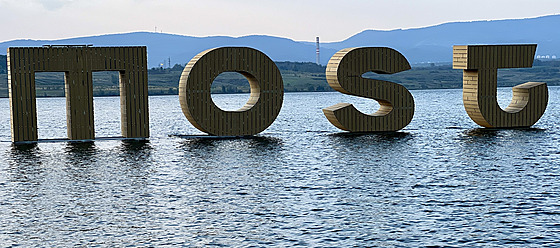Most vrátil na stejnojmenné jezero obí plovoucí nápis, který se ped msícem...