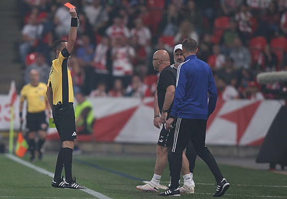 Rozhodí Dalibor erný ukazuje ervenou kartu slávistickému asistentovi Zdeku...