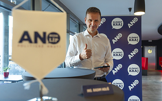 Zlínský hejtman Radim Holi� slaví suverénní vít�zství ANO v krajských volbách....