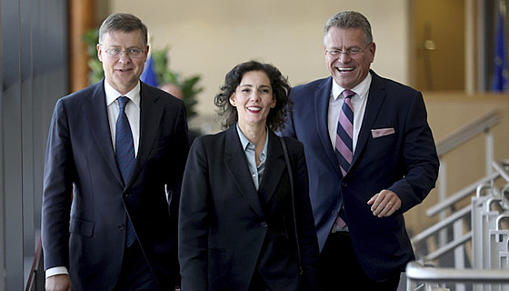 Zleva jmenovaní evroptí komisai Valdis Dombrovskis, evropský komisa pro...