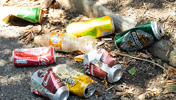 Zavedení zálohového systému by výrazn� sní�ilo mno�ství voln� odhozeného odpadu