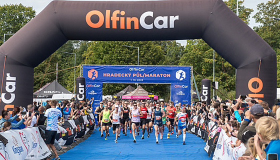 OlfinCar Hradecký p�l/maraton p�iláká b�ce z celé �eské republiky