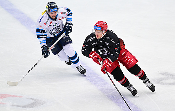 Zleva Kelly Klíma nahání Jordanna Perreta z Hradce Králové.