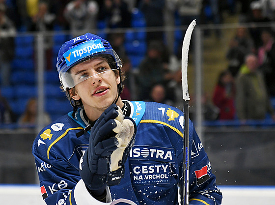 Jaromír Pytlík d�kuje fanou�k�m po výh�e 4:1 nad Kometou.