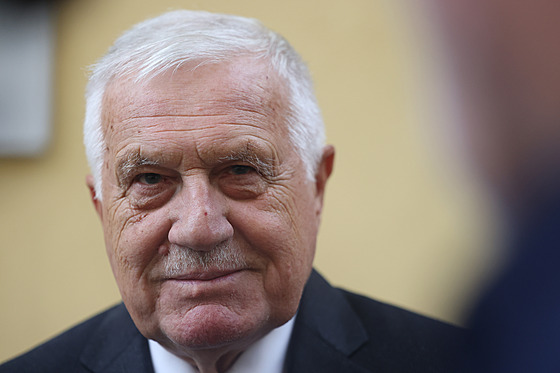 Václav Klaus b�hem druhého kola voleb do Senátu. (27. zá�í 2024)