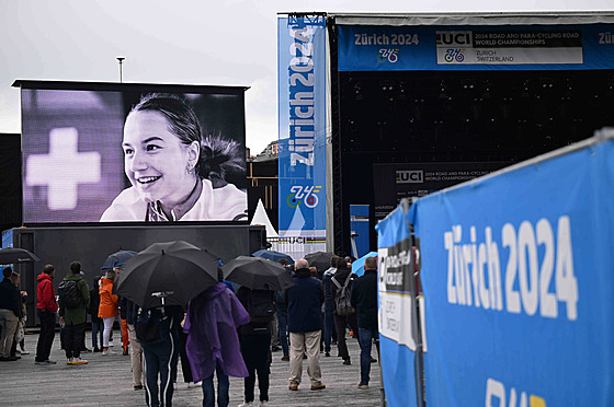 Fanou�ci na cyklistickém sv�tovém �ampionátu v Curychu sledují fotografii...