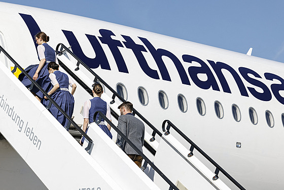 nmecko mnichov lufthansa oktoberfest letuka kostým dirndl