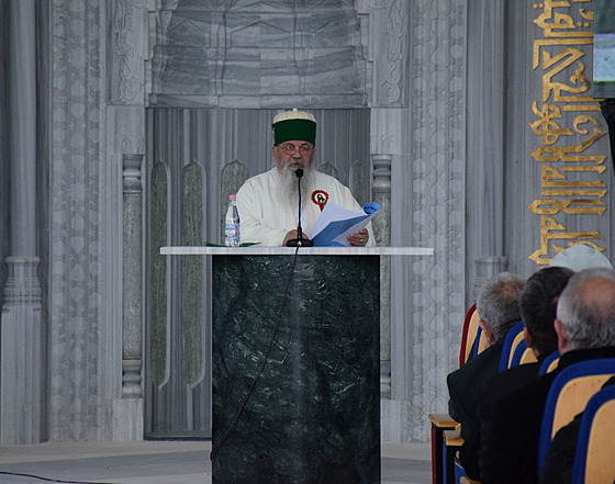 Duchovní vdce ádu bektáíja, dedebaba Baba Mondi, pronáí projev na svtovém...