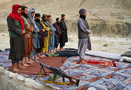 P�íslu�níci afghánského islamistického hnutí Tálibán se modlí v provincii...