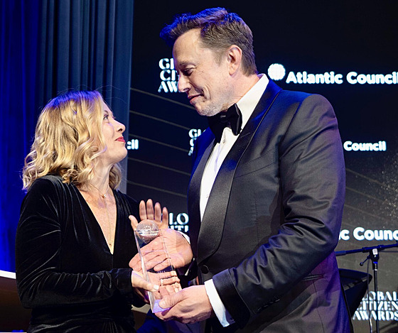 Americký podnikatel Elon Musk p�edává cenu Global Citizen Award od think-tanku...