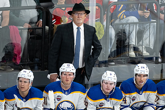 Trenér Buffala Lindy Ruff sleduje dní na led bhem pátelského utkání proti...