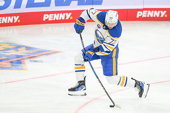 Úto�ník Buffala JJ Peterka se nap�ahuje ke st�ele b�hem utkání proti Mnichovu.