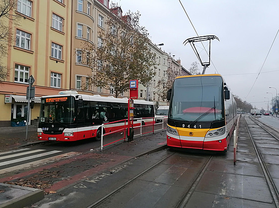 Po sra�ení dívky na �i�kov� tramvaje místem p�ibli�n� p�l hodiny nejezdily....