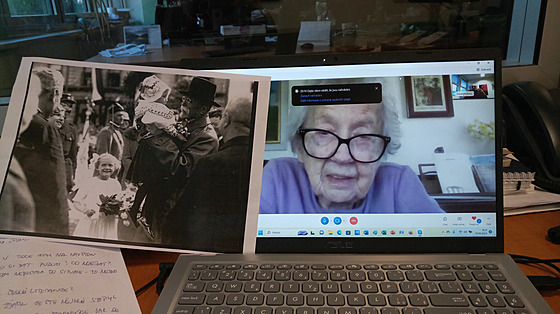 Mete si m vyfotit s tou fotkou, souhlasila Eva Haková na konci rozhovoru...