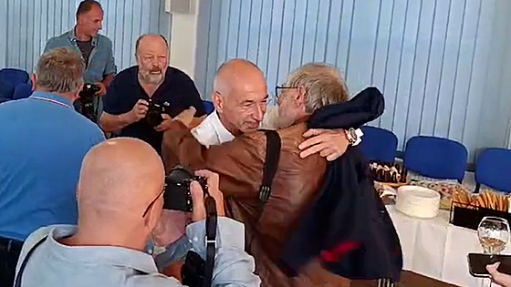 Martin Kuba p�ijímá ve �tábu ODS gratulace