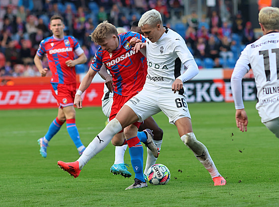 Pavel ulc z Plzn (vlevo) v souboji s Patrikem Vydrou z Mladé Boleslavi.