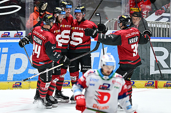 Hokejisté Sparty se radují z gólu z p�esilové hry v utkání proti Pardubicím.