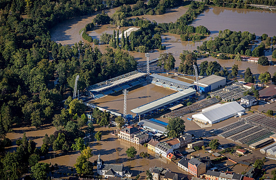 Pohled na zatopený fotbalový stadion v Opav�.
