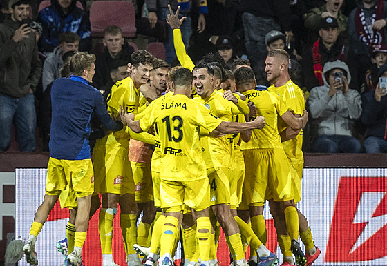 Fotbalisté Olomouce se radují z výhry nad Spartou.