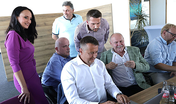 Pohled do olomouckého volebního tábu hnutí ANO, kde se brzy po zahájení...