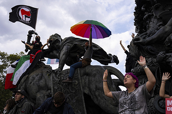 Proti nové vlád jet ped oznámením jejího sloení protestovaly na rzných...