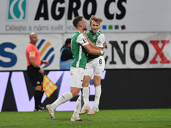 Jablonecký Michal Beran (vpravo) po gólu do sít� Hradce Králové.